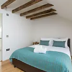 ALTIDO Trendy 1-bedroom Main Door House in New Town